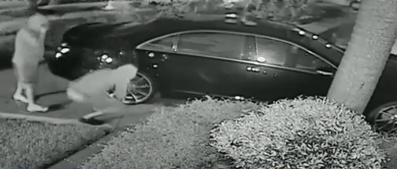 La policía de West Miami dio a conocer un video en donde se observa a tres hombres vandalizando un automóvil de lujo, un delito que parece ser cada vez más común.