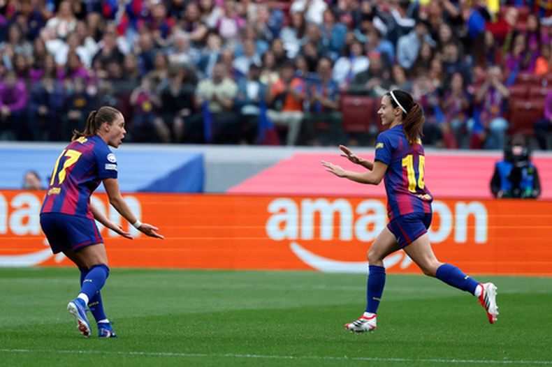Aitana Bonmati del Barcelona ingresa al campo tras recuperarse de una lesión en la semifinal de la Liga de Campeones femenina ante el Bayern Munich el domingo 3 de mayo del 2026. (AP Foto/Joan Monfort)