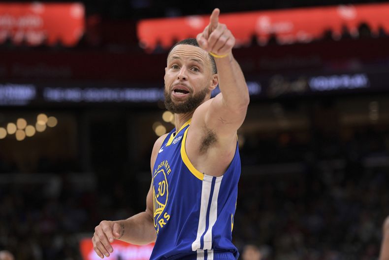 Stephen Curry, de los Warriors de Golden State, reacciona en el partido ante los Grizzlies de Memphis, el martes 1 de abril de 2025 (AP Foto/Brandon Dill)