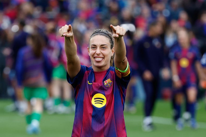 Alexia Putellas, del Barcelona, hace un gesto hacia los aficionados al final del partido de vuelta de la semifinal de la Liga de Campeones femenina de fútbol entre el FC Barcelona y el FC Bayern Múnich en Barcelona, España, el domingo 3 de mayo de 2026. (Foto AP/Joan Monfort)