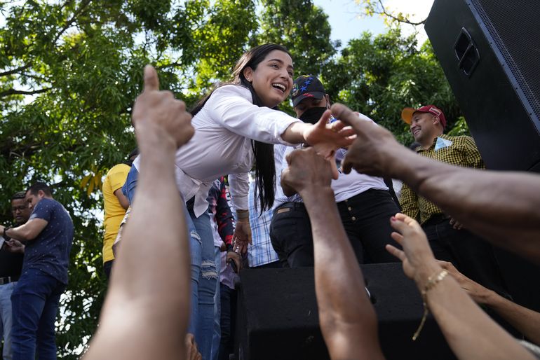 Cientos protestan por inhabilitación de candidato venezolano