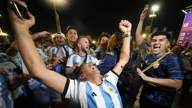 Fans argentinos respiran aliviados con triunfo ante México