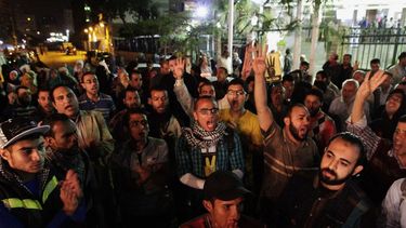 americateve | Simpatizantes del derrocado presidente de Egipto Mohamed Morsi se re&uacute;nen en el distrito de Nasr City en El Cairo el domingo 24 de noviembre de 2013. El gobierno interino anunci&oacute; que en enero se realizar&aacute; un refer&eacute;ndum constituc