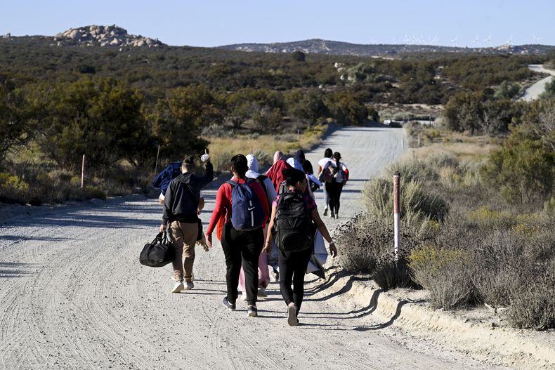 Un grupo de migrantes cerca de Jacumba Hot Springs, California, en la frontera entre Estados Unidos y México, el 26 de septiembre de 2023.. (Foto AP/Denis Poroy)