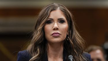 La secretaria de Seguridad Nacional, Kristi Noem, llega a una audiencia en el Capitolio, el jueves 8 de mayo de 2025, en Washington. (AP Foto/Julia Demaree Nikhinson)