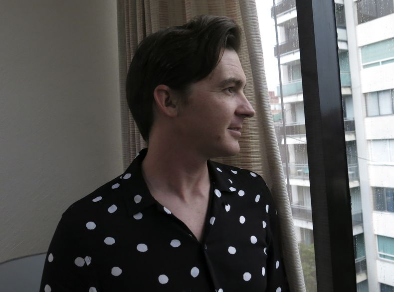 El cantautor estadounidense Drake Bell posa para un retrato durante una entrevista en la Ciudad de México el 27 de julio de 2023. (Foto AP/Berenice Bautista)