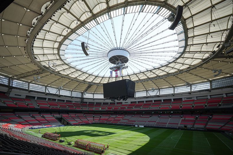 ARCHIVO - Personal del estadio BC Place prepara el césped temporal para un partido de fútbol el viernes 26 de julio de 2024 (Darryl Dyck/The Canadian Press via AP, archivo)
