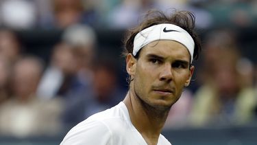 americateve | Rafael Nadal durante su encuentro con Mijail Kukushkiin en Wimbledon el 28 de junio del 2014. El espa&ntilde;ol se someti&oacute; a una apendectom&iacute;a que transcurri&oacute; sin problemas el 3 de noviembre. (AP Photo/Ben Curtis, File)