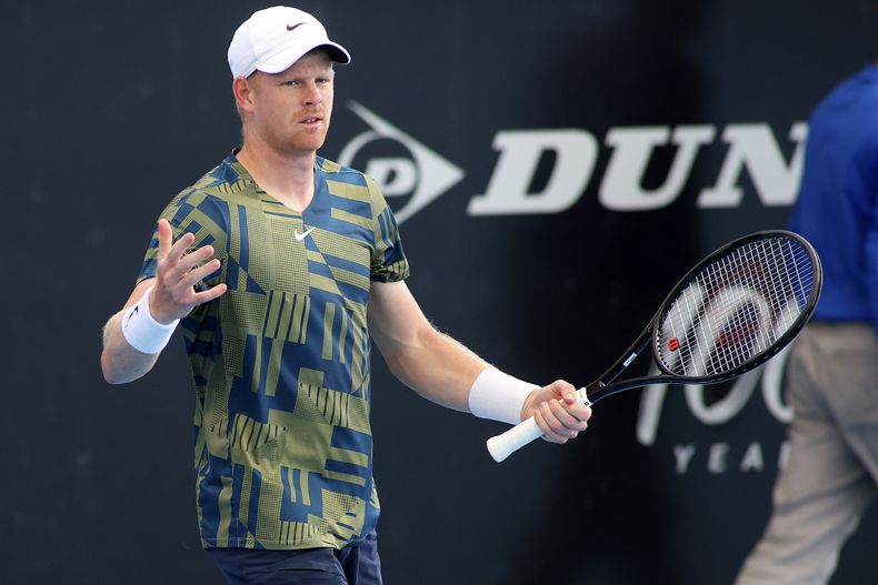 ARCHIVO - El británico Kyle Edmund reacciona tras un perder un punto ante Jannik Sinner en el torneo de Adelaida, Australia, el 3 de enero de 2023. (AP Foto/Kelly Barnes)