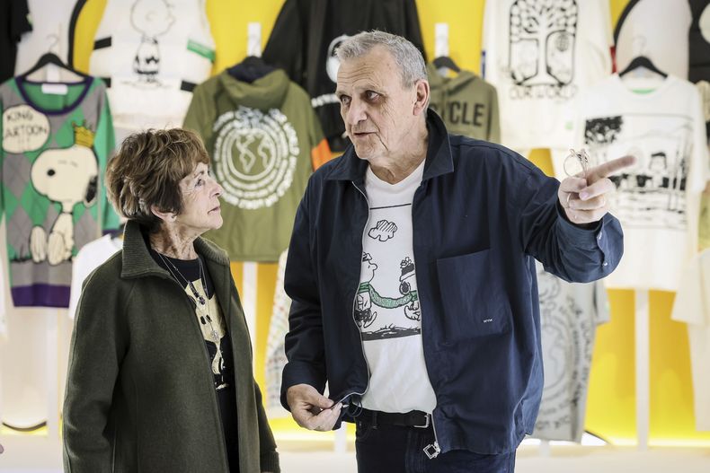 Jeannie Schulz, viuda de Charles M. Schulz, habla con el diseñador de moda francés Jean-Charles de Castelbajac en la exposición Snoopy In Style en París el jueves 20 de marzo de 2025. (Foto AP/Thomas Padilla)