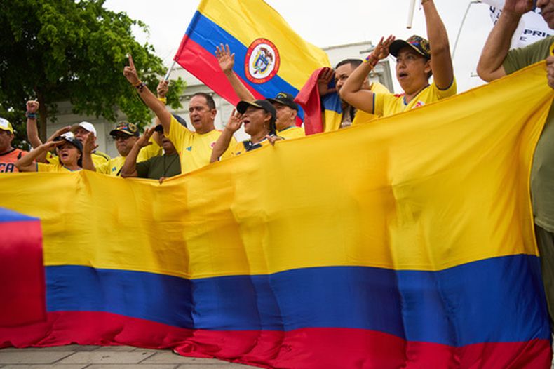 Simpatizantes del candidato presidencial Abelardo de la Espriella, del movimiento Defensores de la Patria, corean consignas mientras se congregan en el centro de Barranquilla, Colombia, el jueves 18 de junio de 2026. (AP Foto/Rodrigo Abd)