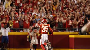 Chiefs superan a Chargers en duelo divisional temprano
