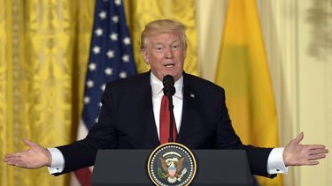 Trump viaja al exterior en medio del caos en Washington