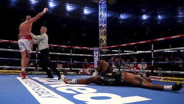 Fury noquea a Whyte en 6 rounds y retiene el cetro