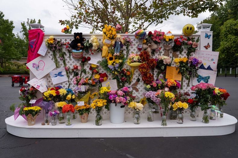 Un muro conmemorativo dedicado a Dolly Parton frente al parque temático Dollywood en Pigeon Forge, Tennessee, el miércoles 26 de agosto de 2026. (Foto AP/Camden Hall)