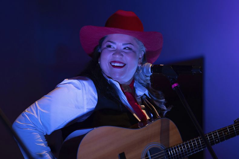 La cantante mexicana de corridos Vivir Quintana presenta su nuevo álbum, sobre la violencia contra las mujeres, en la Ciudad de México, el jueves 24 de abril de 2025. (Foto AP/Aurea Del Rosario)