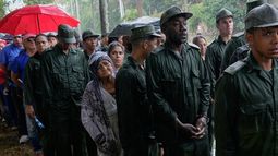ARCHIVO - Decenas de personas hacen fila bajo la lluvia para presentar sus últimos respetos a los oficiales cubanos muertos en la operación estadounidense para capturar al presidente de Venezuela, Nicolás Maduro, en La Habana, Cuba, el 15 de enero de 2026. (AP Foto/Ramón Espinosa, archivo)