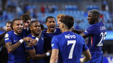 Christopher Nkunku (centro) festeja su segundo gol ante Benfica en los octavos de final del Mundial de Clubes, el sábado 28 de junio de 2025 (AP Foto/Nell Redmond)