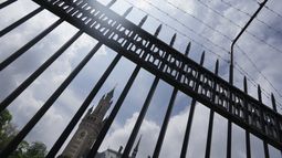 En la imagen, el Palacio de la Paz, sede de la Corte Internacional de Justicia, fotografiado a través de una cerca, en La Haya, Holanda, el 16 de mayo de 2024. (AP Foto/Peter Dejong)