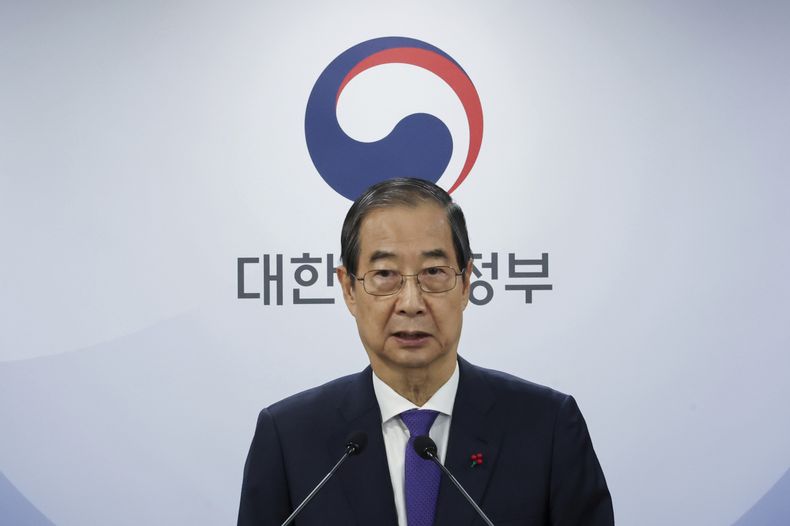 El presidente en funciones de Corea del Sur, Han Duck-soo, habla en el complejo gubernamental de Seúl, Corea del Sur, jueves 26 de diciembre de 2024. (Choi Jae-koo/Yonhap via AP)