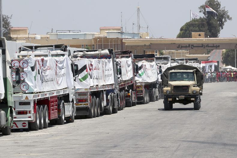 Camiones con ayuda humanitaria esperan para ingresar al cruce de Rafah entre Egipto y la Franja de Gaza, el miércoles 6 de agosto de 2025. (AP Foto/Khaled Elfiqi)