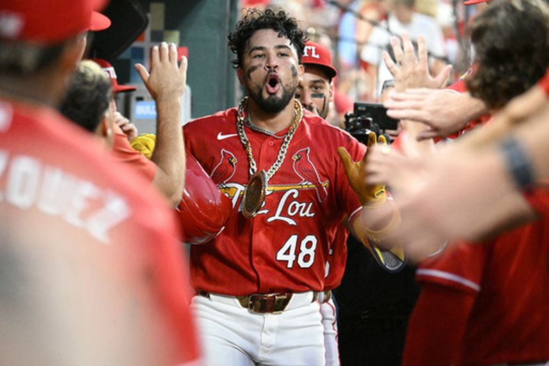 El panameño Iván Herrera, de los Cardenales de San Luis, es felicitado tras pegar un cuadrangular ante los Rockies de Colorado, el viernes 7 de agosto de 2026 (AP Foto/Lexie Knight)