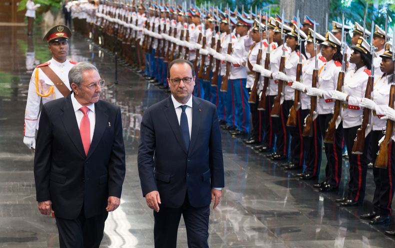 raul castro, francois hollande.jpg