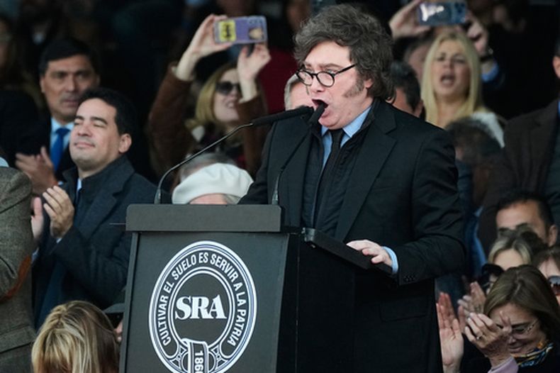 El presidente argentino Javier Milei pronuncia un discurso en la ceremonia de inauguración de la exposición anual de la Sociedad Rural en Buenos Aires, Argentina, el domingo 26 de julio de 2026. (Foto AP/Natacha Pisarenko)