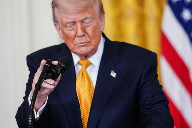 El presidente Donald Trump antes de pronunciar un discurso durante un evento para las madres de los miembros de las fuerzas armadas en la Sala Este de la Casa Blanca, el miércoles 6 de mayo de 2026, en Washington. (AP Foto/Julia Demaree Nikhinson)