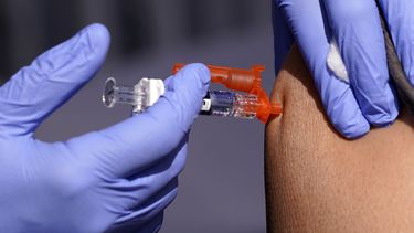 ARCHIVO - Un paciente recibe una vacuna contra la influenza el 28 de octubre de 2022, en Lynwood, California. (AP Foto/Mark J. Terrill, archivo)