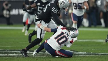 Jones roba pase lateral y Raiders dejan tendidos a Patriots