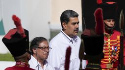 ARCHIVO - El presidente venezolano Nicolás Maduro, a la derecha, junto al presidente colombiano Gustavo Petro después de que Petro llegara al palacio presidencial de Miraflores en Caracas, Venezuela, el sábado 18 de noviembre de 2023. (AP Foto/Ariana Cubillos, Archivo)