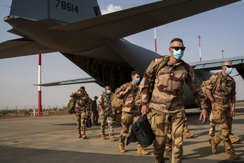 En esta imagen de archivo, soldados franceses desembarcan de un avión de carga C130 de la Fuerza Aérea de Estados Unidos en una base de Niamey, Níger, el 9 de junio de 2021. (AP Foto/Jerome Delay, archivo)