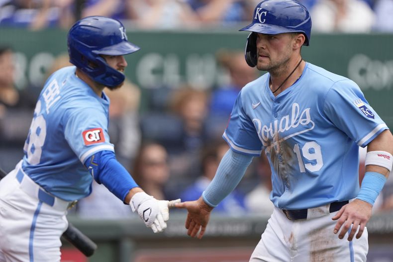 Michael Massey (19) de los Reales de Kansas City celebra con Kyle Isbel tras anotar una carrera ante los Rockies de Colorado, el jueves 24 de abril de 2025, en Kansas City. (AP Foto/Charlie Riedel)