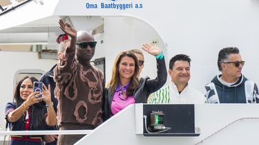 La princesa Martha Louise de Noruega y Durek Verret en un barco en Alesund, Noruega, el viernes 30 de agosto de 2024, que los transportará a Geiranger para la celebración de su boda el sábado. (Heiko Junge/NTB via AP)