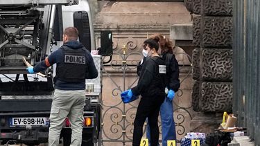 Policías buscan pistas junto a un elevador de cesta utilizado por ladrones el domingo 19 de octubre de 2025 en el museo del Louvre en París. (Foto AP/Thibault Camus)