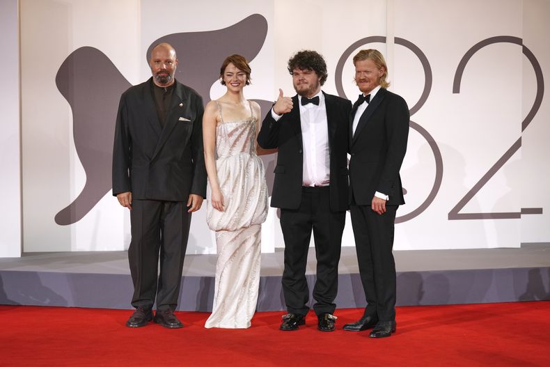 El director Yorgos Lanthimos, de izquierda a derecha, Emma Stone, Aidan Delbis y Jesse Plemons posan en la alfombra roja de la película Bugonia durante la 82a edición del Festival de Cine de Venecia en Venecia, Italia, el jueves 28 de agosto de 2025. (Foto Alessandra Tarantino/Invision/AP)
