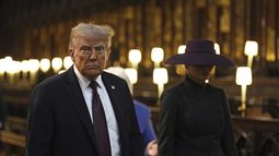 El presidente de EEUU, Donald Trump, y la primera dama Melania Trump visitan la Capilla de San Jorge en el Eastillo de Windsor, en Windsor, Inglaterra, el miércoles 17 de septiembre de 2025. (Aaron Chown/Pool Photo vía AP)