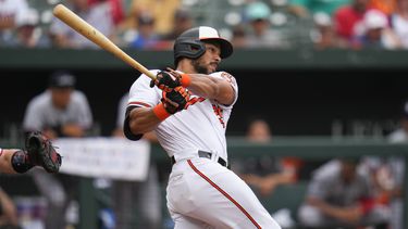 Anthony Santander de los Orioles de Baltimore batea un sencillo ante los Mellizos de Minnesota, el domingo 2 de julio de 2023. (AP Foto/Julio Cortez)
