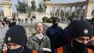 Hungría dispersa protesta contra restricciones sanitarias