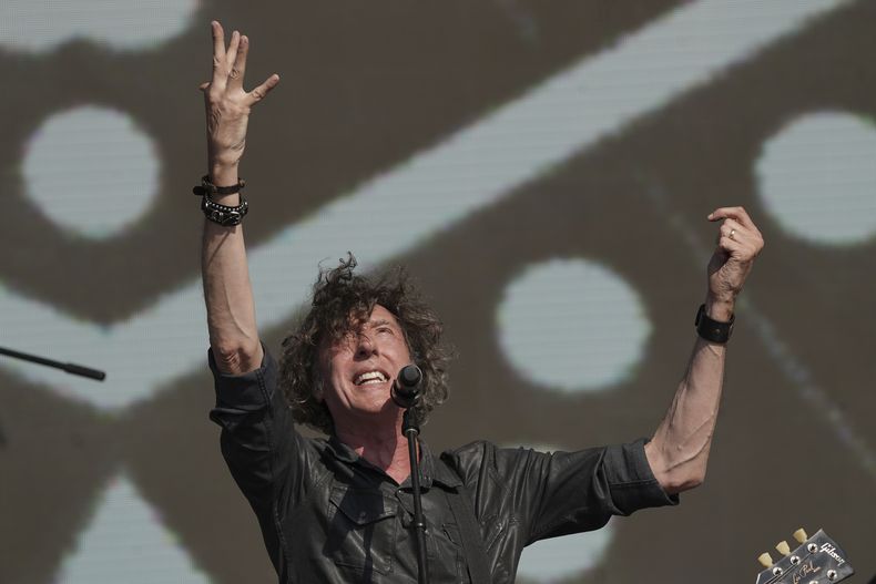 Roberto Musso de la banda uruguaya Cuarteto de Nos durante su presentación en la 25ª edición del festival de música Vive Latino en la Ciudad de México, el domingo 16 de marzo de 2025. (Foto AP/Aurea Del Rosario)
