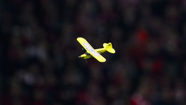 Un avión a escala vuela dentro del estadio durante el partido de fútbol de la Bundesliga entre SC Freiburg y Eintracht Frankfurt en Friburgo, Alemania, el domingo 18 de febrero de 2024. (Tom Weller/dpa vía AP)
