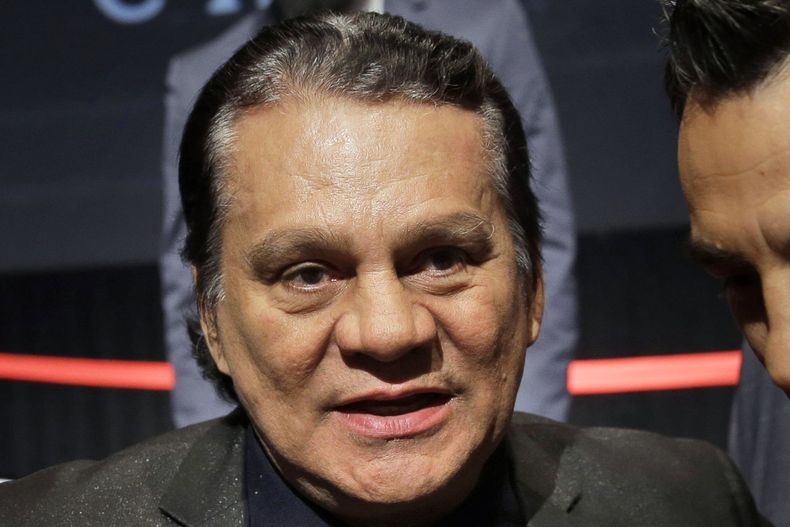 ARCHIVO - El gran boxeador Roberto Durán asiste a una conferencia de prensa en Nueva York el 14 de enero de 2015. La familia informó que Durán está recibiendo atención médica por un problema cardíaco. El panameño, de 72 años, fue campeón en cuatro categorías de pesos diferentes. (Foto AP/Seth Wenig)