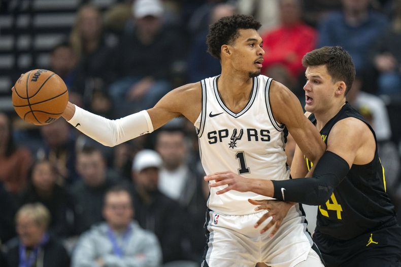 El francés Victor Wembanyama, pívot de los Spurs de San Antonio, intenta avanzar frente a Walker Kessler, del Jazz de Utah, el jueves 31 de octubre de 2024 (AP Foto/Rick Egan)