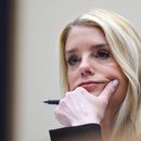 ARCHIVO - La secretaria de Justicia Pam Bondi escucha su testimonio ante una audiencia de supervisión de la Comisión Judicial de la Cámara de Representantes, en el Capitolio, Washington, el 11 de febrero de 2026. (Foto AP/Tom Brenner, archivo)