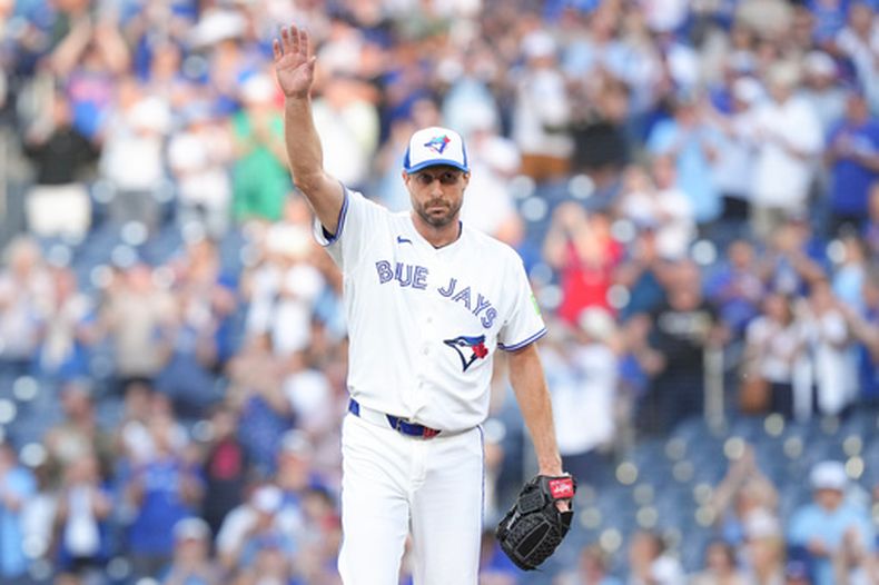 Max Scherzer (31), lanzador de los Azulejos de Toronto reacciona después de ponchar al bateador designado de los Filis de Filadelfia, Kyle Schwarber (12), para registrar 3,500 ponches durante la primera entrada del juego de béisbol Grandes Ligas, el miércoles 10 de junio de 2026, en Toronto. (Chris Young/The Canadian Press via AP)