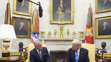 El presidente Donald Trump habla con el rey Abdalá II de Jordania en el Despacho Oval de la Casa Blanca, el 11 de febrero de 2025, en Washington. (Foto/Alex Brandon)
