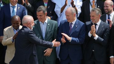 El presidente de Brasil, Luiz Inácio Lula da Silva (segundo por la izquierda), saluda al vicepresidente de Kenia, Kithure Kindiki; al presidente del Gobierno de España, Pedro Sánchez; al Taoiseach de Irlanda, Micheál Martin; y al primer ministro de los Países Bajos, Dick Schoof, durante la Cumbre del Clima COP30 de la ONU en Belém, Brasil, el viernes 7 de noviembre de 2025. (Foto AP/Fernando Llano)