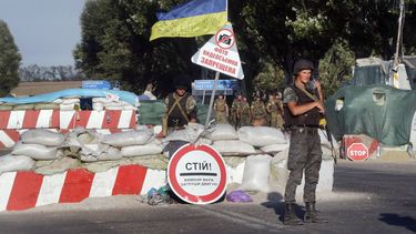 americateve | Soldados ucranianos custodian un puesto de control en el poblado de Mariupol, en el este de Ucrania, el mi&eacute;rcoles 27 de agosto de 2014. (Foto AP/Sergei Grits)