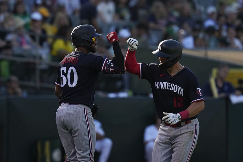Kyle Farmer (derecha), de los Mellizos de Minnesota, festeja con el boricua Willi Castro luego de batear un jonrón en el duelo del sábado 15 de julio de 2023, ante los Atléticos de Oakland (AP Foto/Godofredo A. Vásquez)